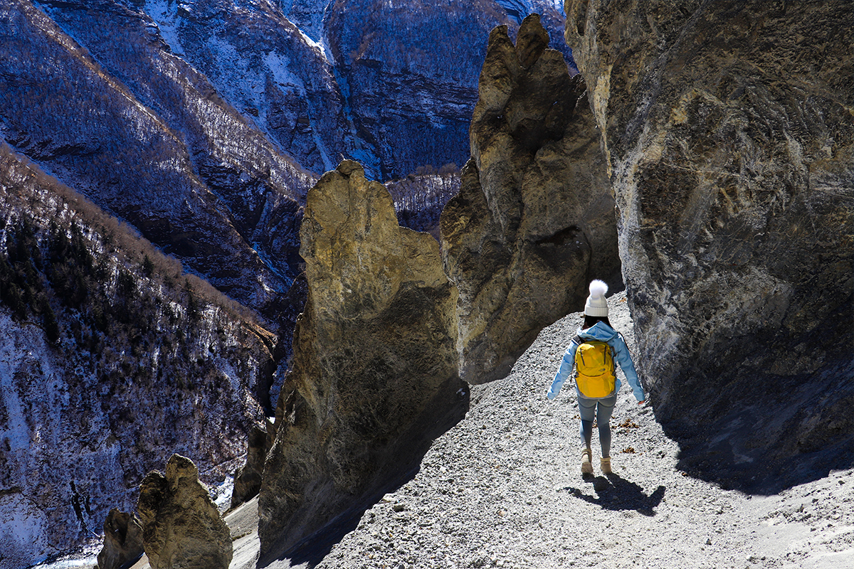 A solo female traveler on the way to tilicho pass